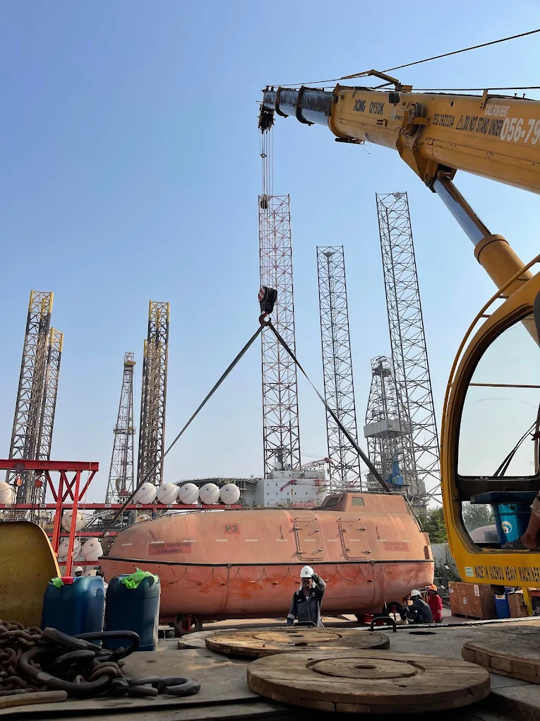 80-ton crane rental for bridge construction in Dubai