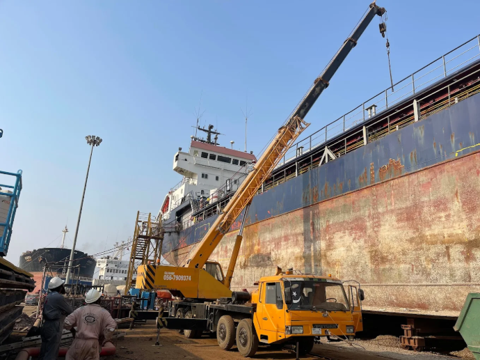 50-ton crane rental for ship repair in Dubai Maritime City